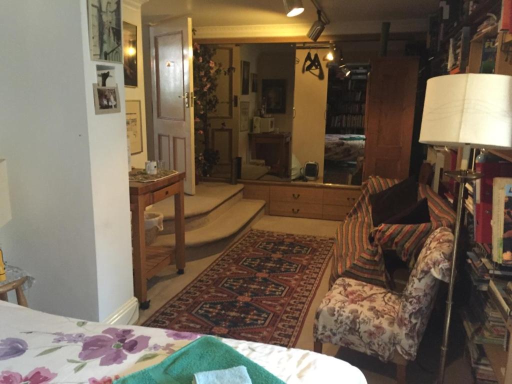 Chiswick Riviera With Free Parking Bed & Breakfast Лондон Екстериор снимка