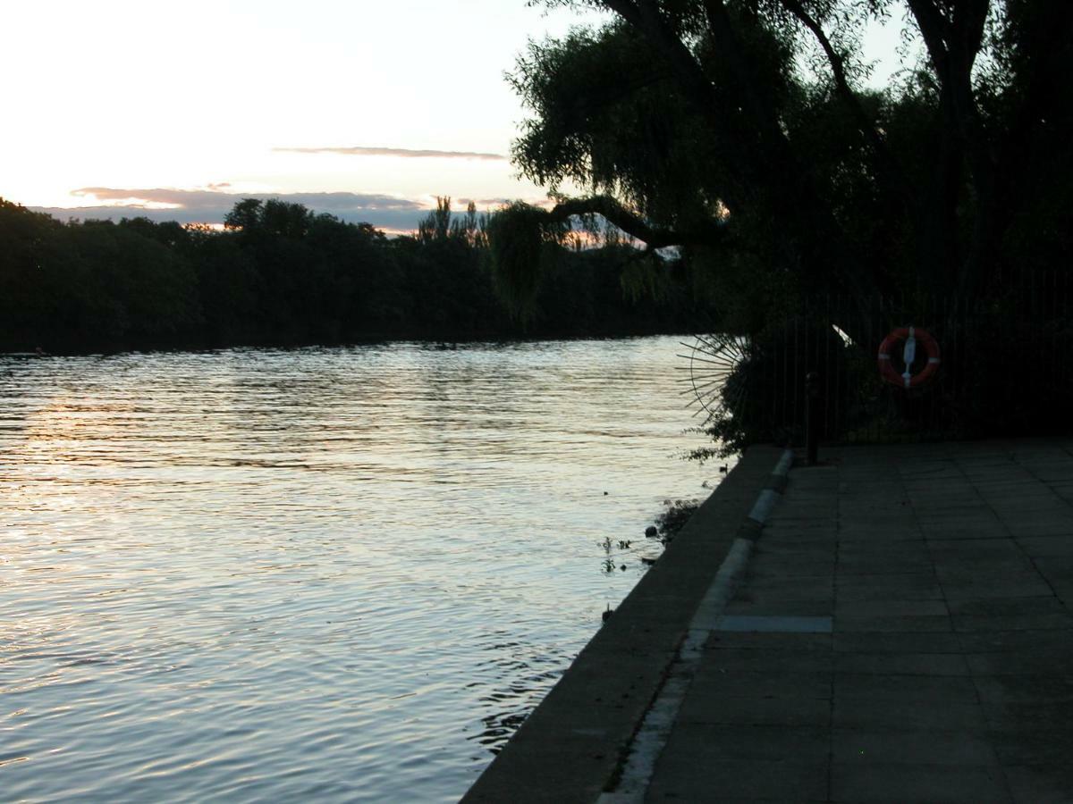 Chiswick Riviera With Free Parking Bed & Breakfast Лондон Екстериор снимка